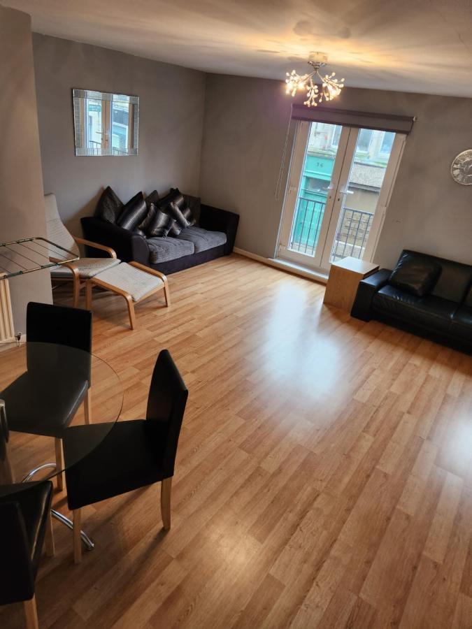 גירבאן No 11 3 Bed Serviced Appartment Town Centre מראה חיצוני תמונה